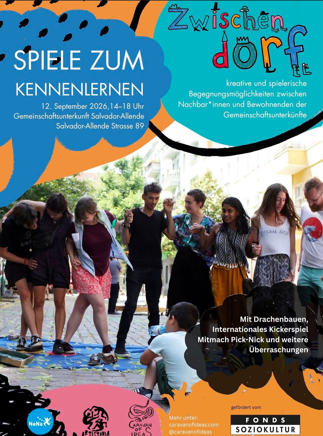 Zwischendorf-Plakat für „Spiele zum Kennenlernen“ am 12. September 2026 in der Gemeinschaftsunterkunft Salvador-Allende, mit einem Foto von Menschen, die auf der Straße Arm in Arm spielen.